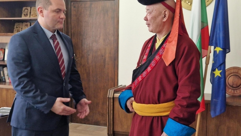 Кметът Пенчо Милков се срещна с ректора на университета по традиционна монголска медицина проф. Камба Лама Нацагдорж