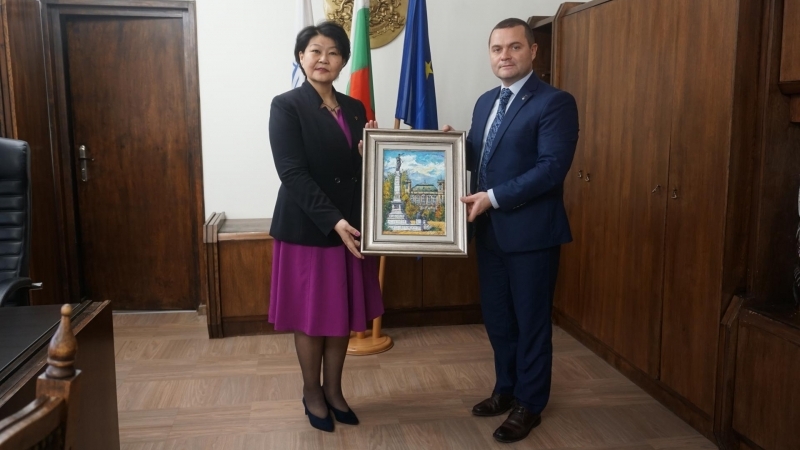 The mayor of Ruse Municipality welcomed the new ambassador of Mongolia