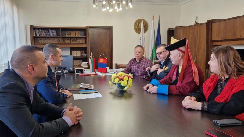 Кметът Пенчо Милков се срещна с ректора на университета по традиционна монголска медицина проф. Камба Лама Нацагдорж